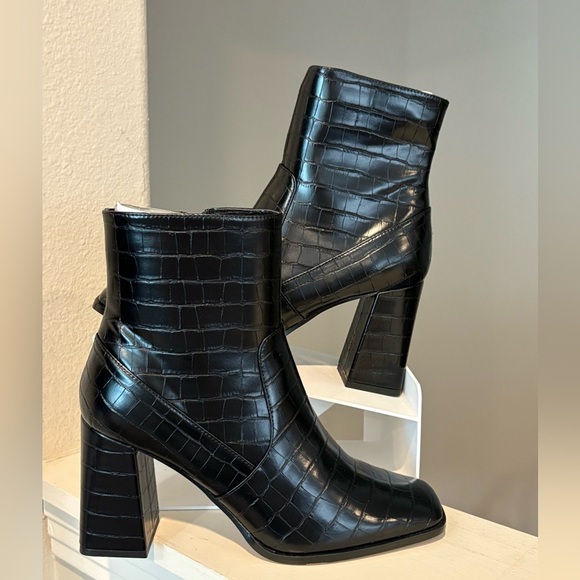 lisa vicky Shoes - Lisa Vicky Craze Faux Leather Croc Bootie Womens 8.5 Black Embossed Square Toe